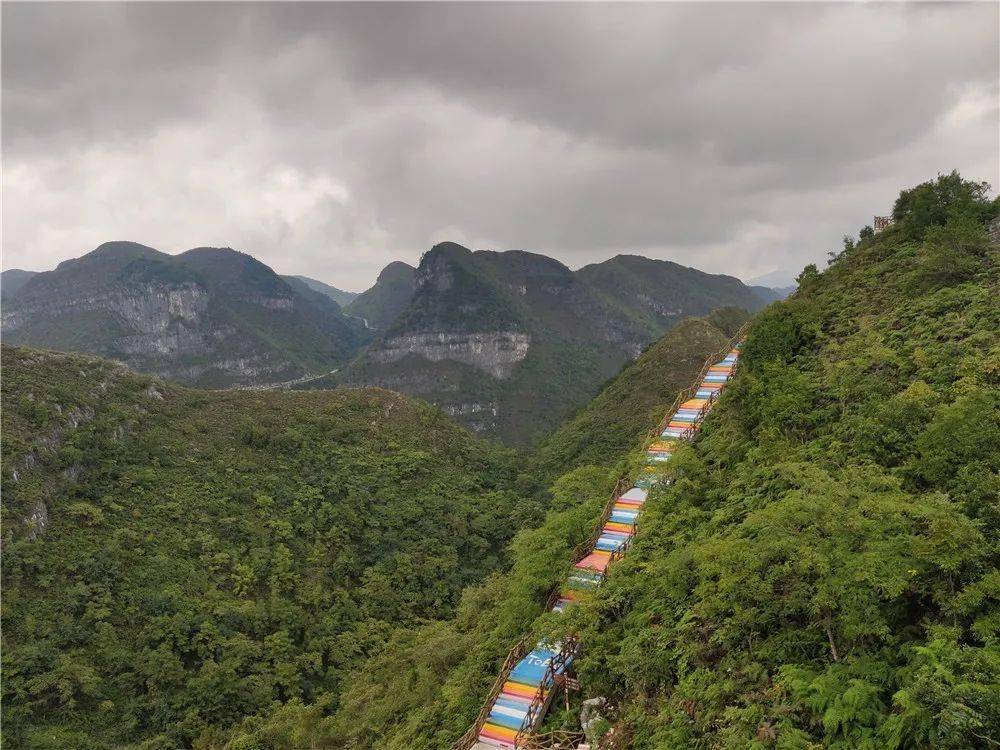 目前,大石圍天坑群景區已開設有云海天舟,天梯等特色遊玩項目,這些