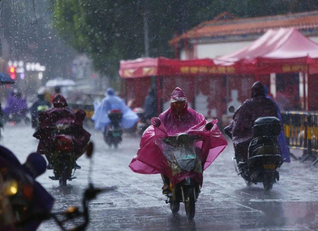 剛剛泉州暴雨今晚沒事別出門接下來天氣將