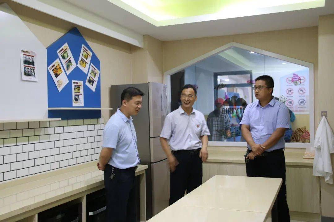 晏婴小学党支部副书记于莎同志的陪同下,晏婴小学李文强副校长全程