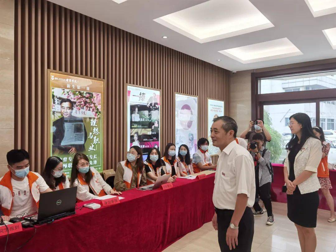 音乐学院党委书记姜小东携学院领导,辅导员慰问新生宿舍.