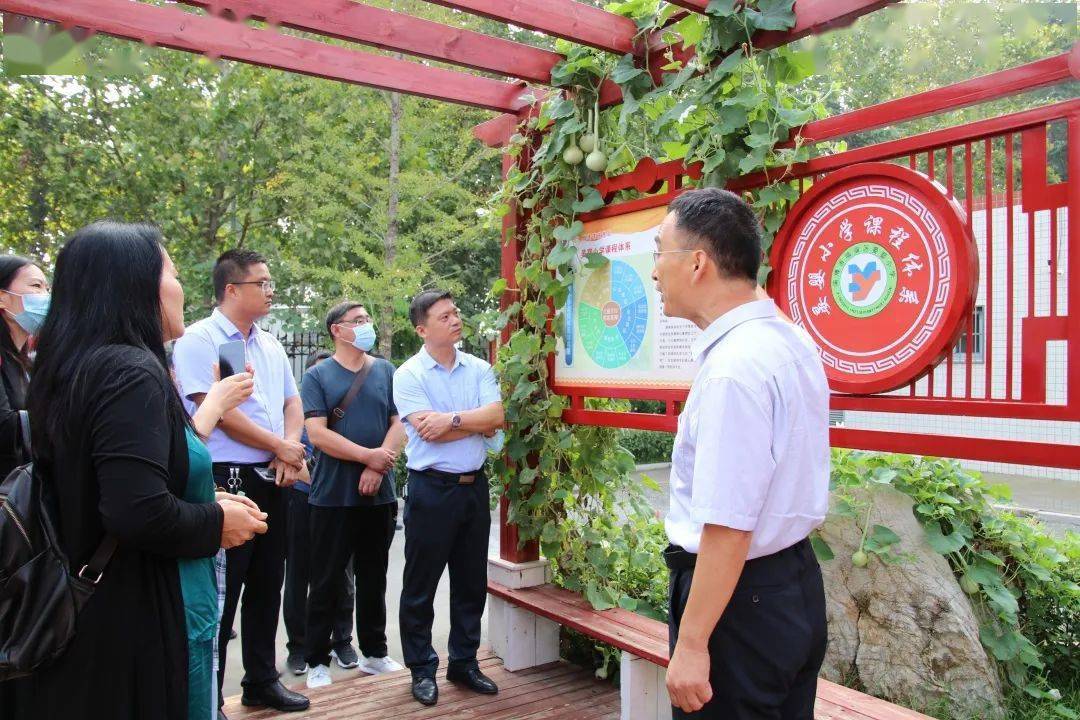 晏婴小学党支部副书记于莎同志的陪同下,晏婴小学李文强副校长全程