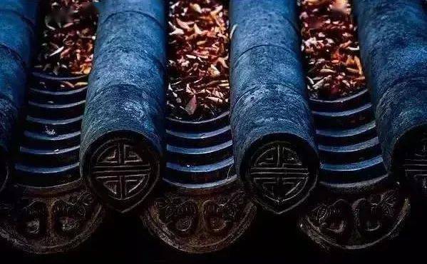 也有"凤楼鸳瓦".有"桂华流瓦",多的是鳞次整齐的瓦片,屋顶的风景