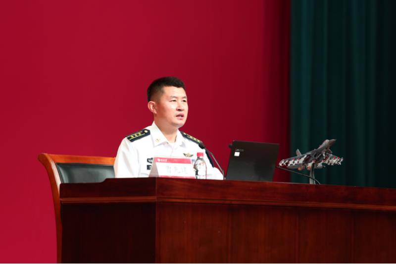 特级飞行员曹先建为北大学子讲述为梦想而战的海天故事