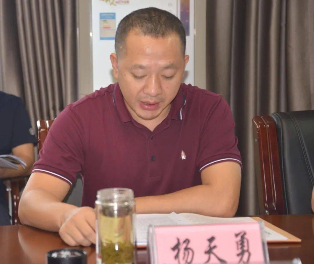 在工作汇报会上,检查组一行听取了县人民政府副县长杨天勇作南丹县