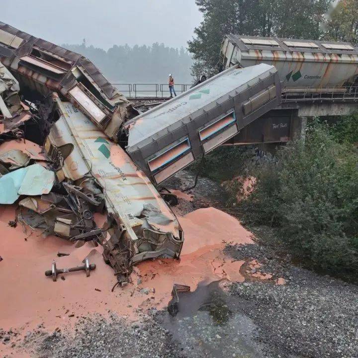 大温附近火车脱轨,20多车厢压扁成废铁,又是这家公司?_铁路