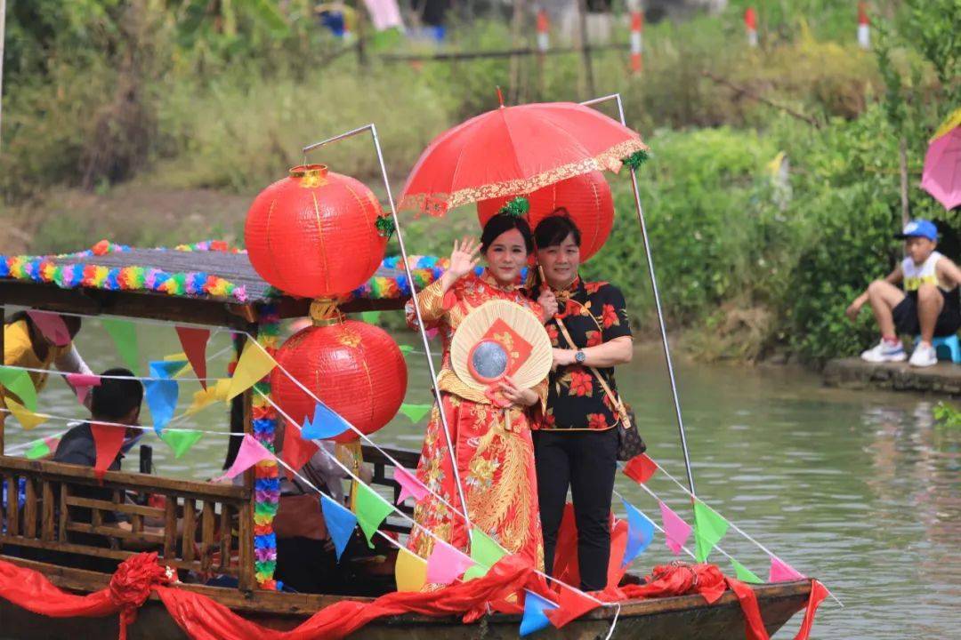 水上婚嫁在翘首期盼18艘接亲花船装饰华丽大红灯笼高挂在长约2000米的