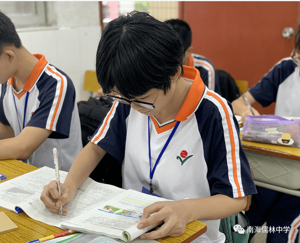 吴宣蓉同学在认真预习黎欢珩同学在自习黄镇轩同学虞青文同学刘嘉谊