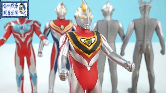 银色的奥特曼们要通过胶囊重新变成原来的形态