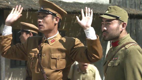 刺刀帮鬼子运粮食皇协军队长拍马屁不料粮食全被土匪抢走了