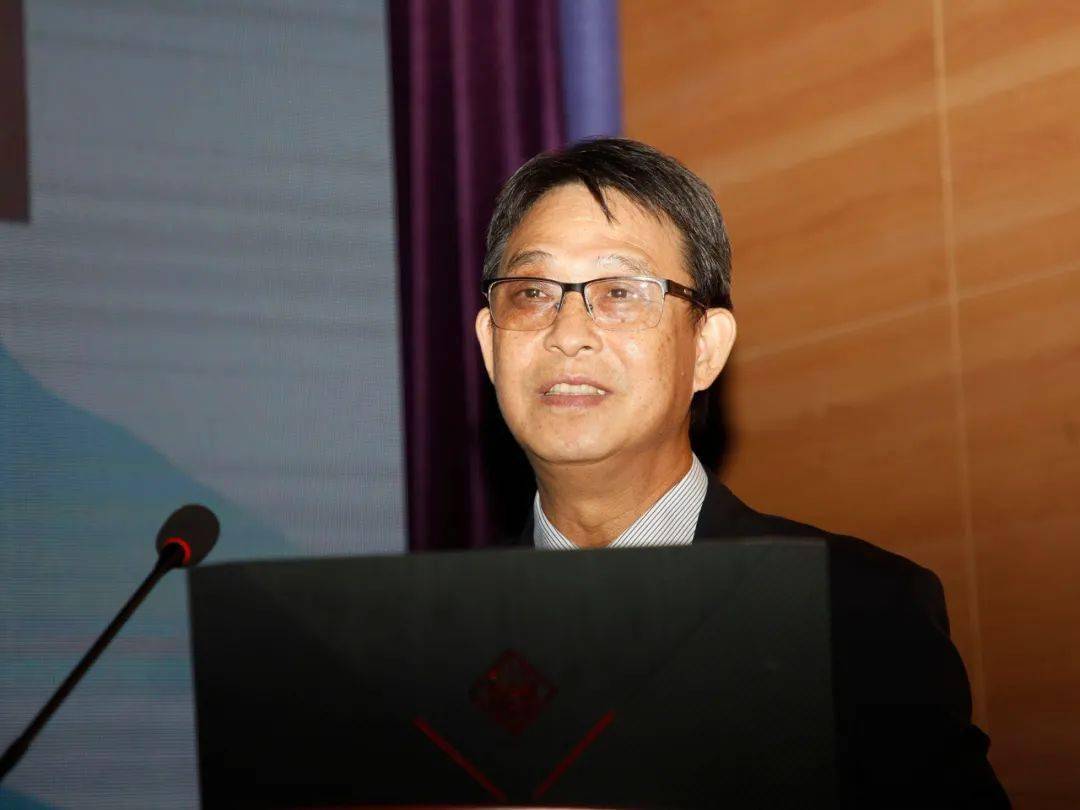 《pcnl的历史,现状和未来》 邓耀良专题主持:尹光明,何 辉《经皮肾镜