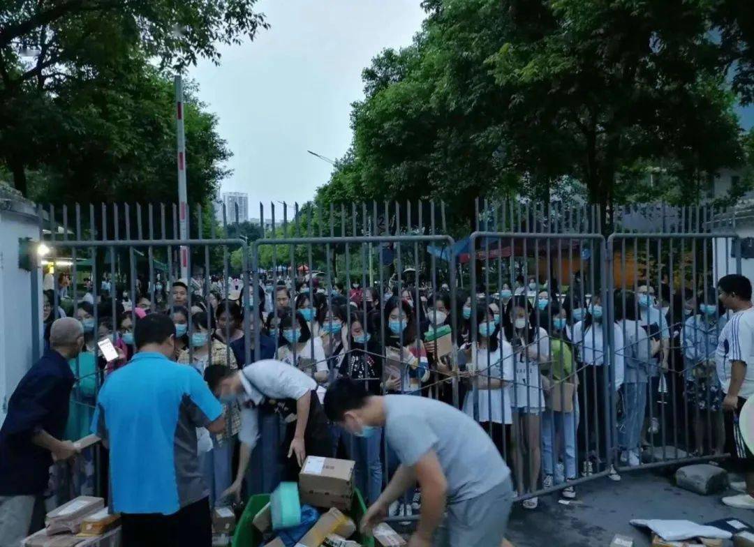 隔着栏杆吃火锅划船逃离学校当代大学生封校生活实录爆笑来袭