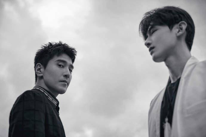 白敬亭赵又廷天台大片曝光黑白质感中的师徒组凌厉而自信