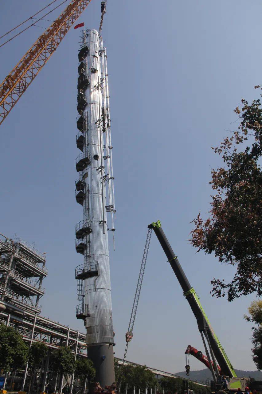 创纪录!高68米重169吨异构物塔一次性吊装成功