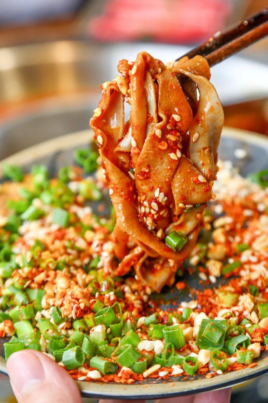 经典干碟拌着吃标配烫鸭肠的定制蘸碟,红彤彤的尽是红油剁椒,每一