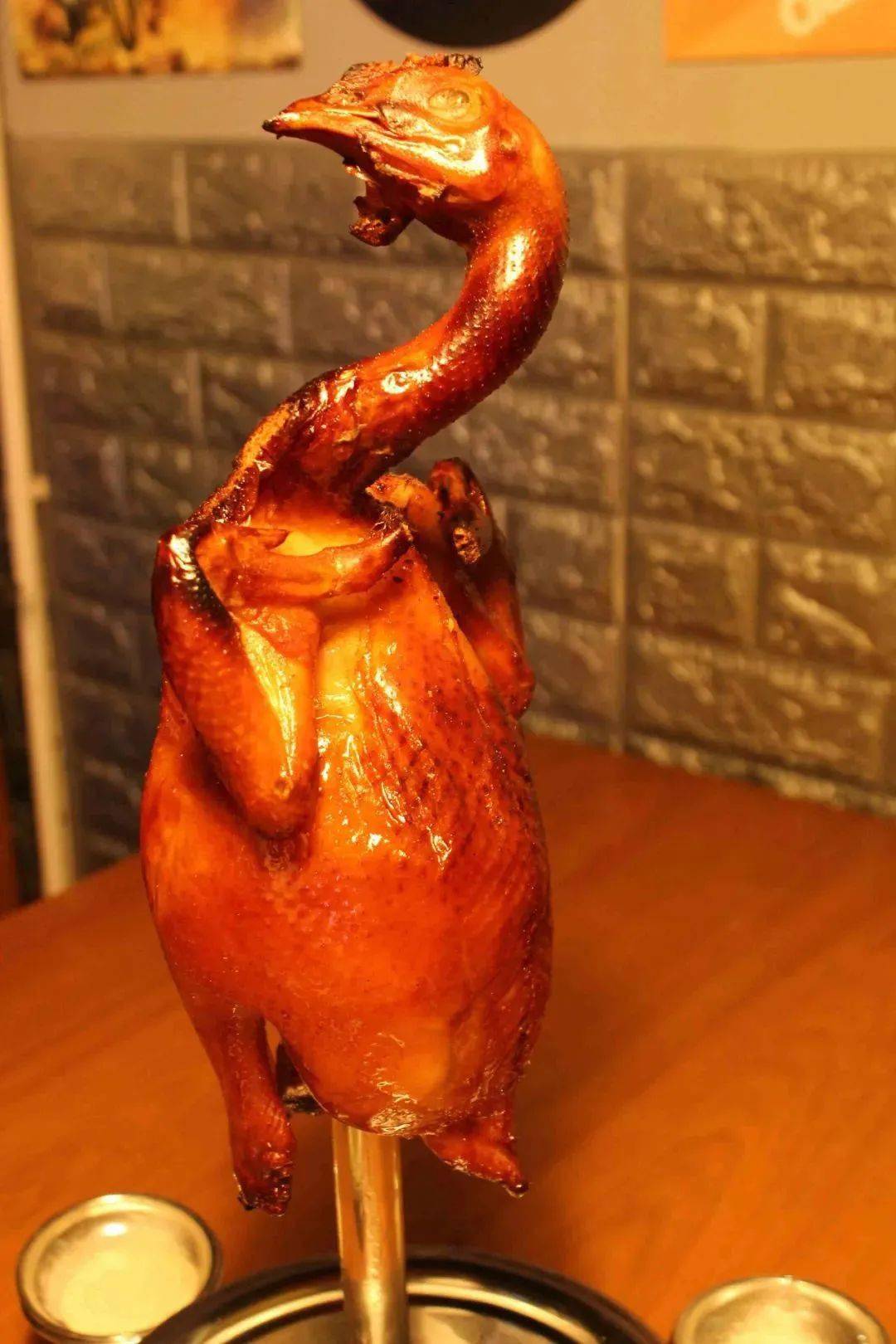 众多美食,让你大饱口福 ■顺德吊烧鸡广东人对鸡情有独钟无鸡不欢