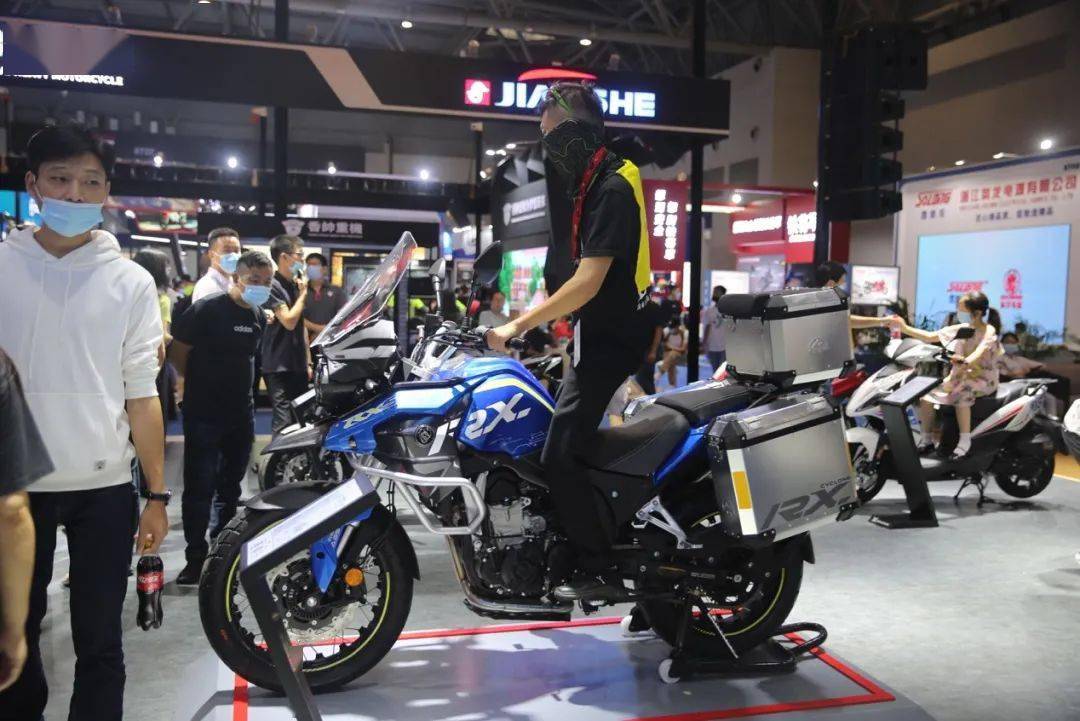 重庆市副市长与左宗申到场宗申机车燃爆摩博会新车rg3及550双缸动力