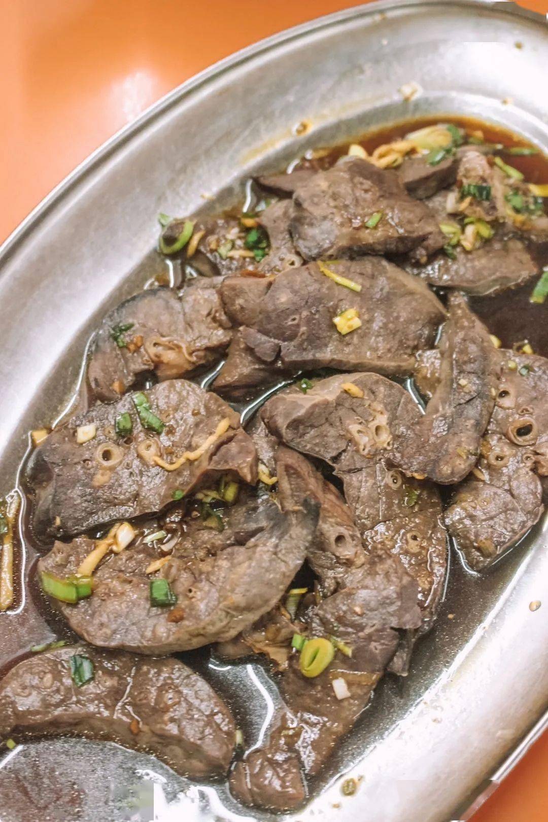 拌大肠,拌鸭胗…还有这拌猪肺,都是回头客们常点的.