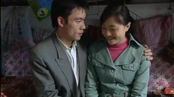 都市大壮跟招弟来到女生宿舍宿舍人一走他就忍不住了