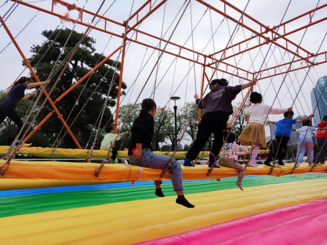 大型网红多人秋千户外景区公园农庄无动力设施旋转摇摆荡秋千_户外