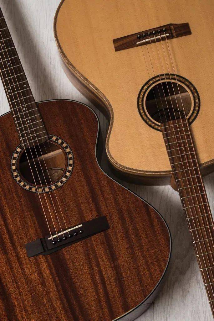 改良后的aw吉他外形更优雅,这也是为什么aw吉他的三个系列均选用神话