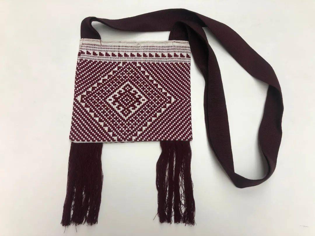 傣族手工织锦技艺,是傣族人民上千年的编织技艺和审美观念的结晶,具有