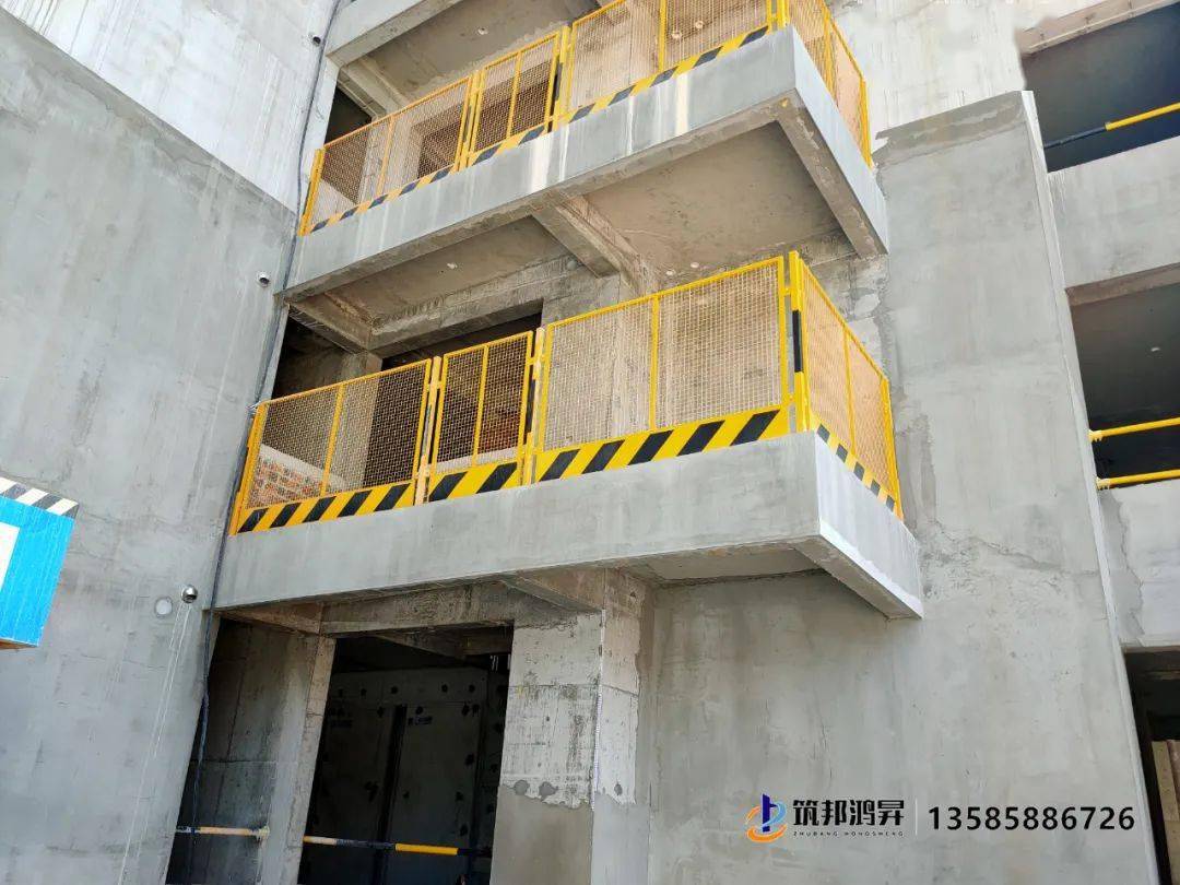 2m,底部设置挡脚板,如采用横杆式,横杆间距不大于0