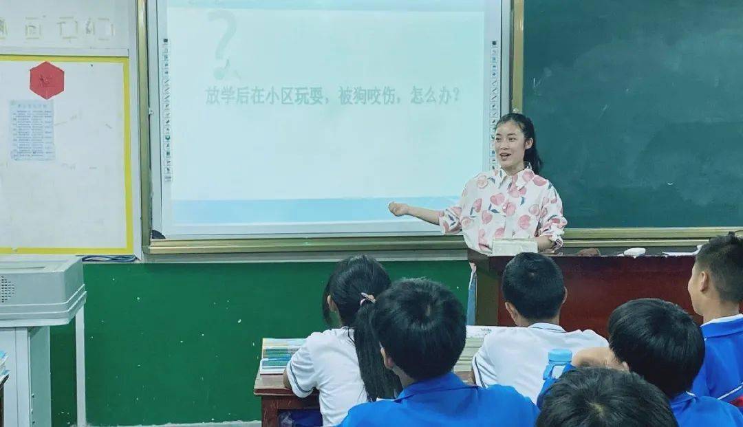 王静,安康市岚皋县民主中学教师,一名刚刚入职的两年的年轻特岗教师.