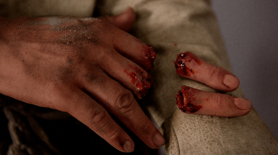 从八佰看战争片中的伤情血效