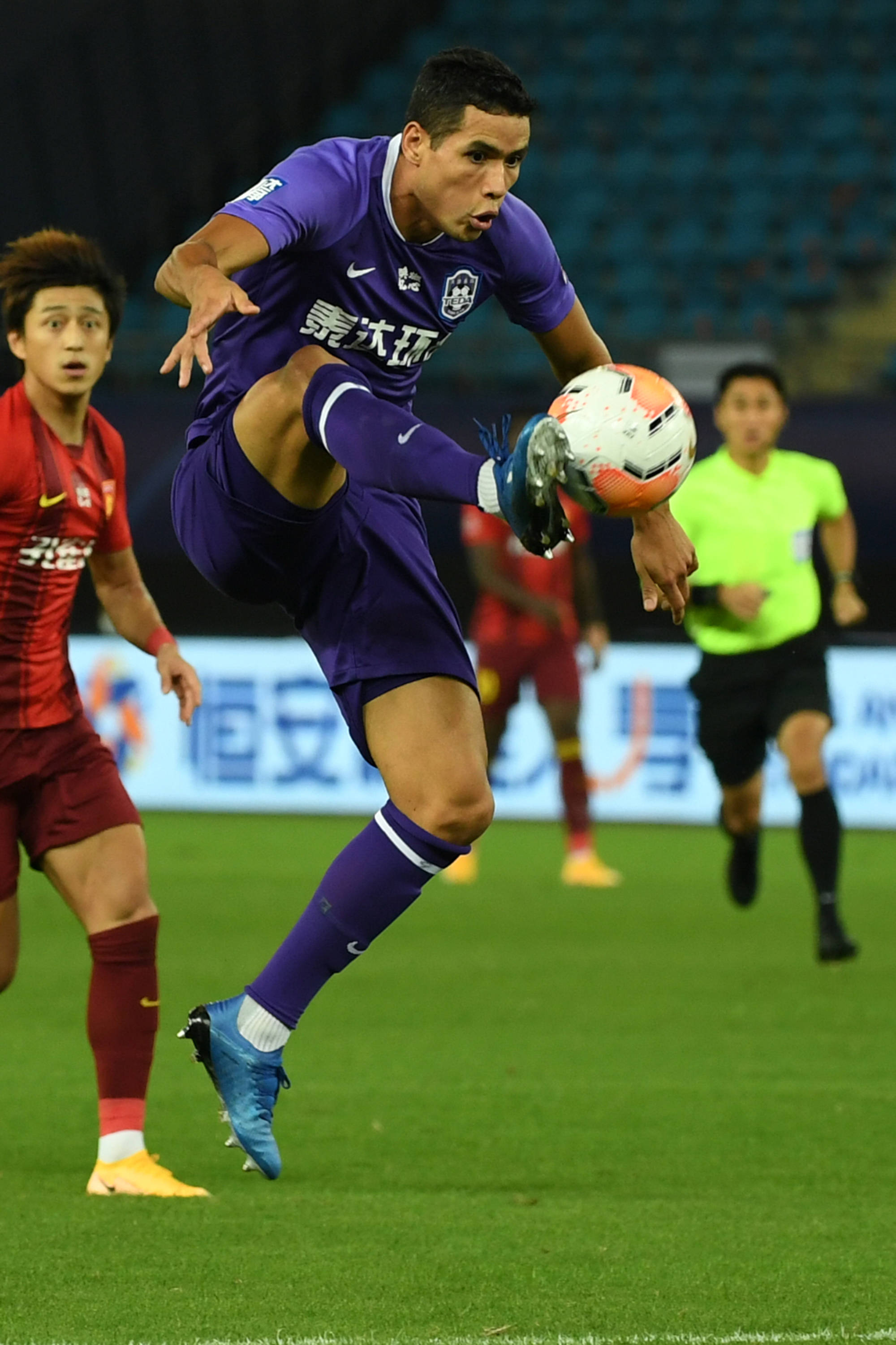 图为9月22日,天津泰达队球员桑德罗·利马在比赛中停球.