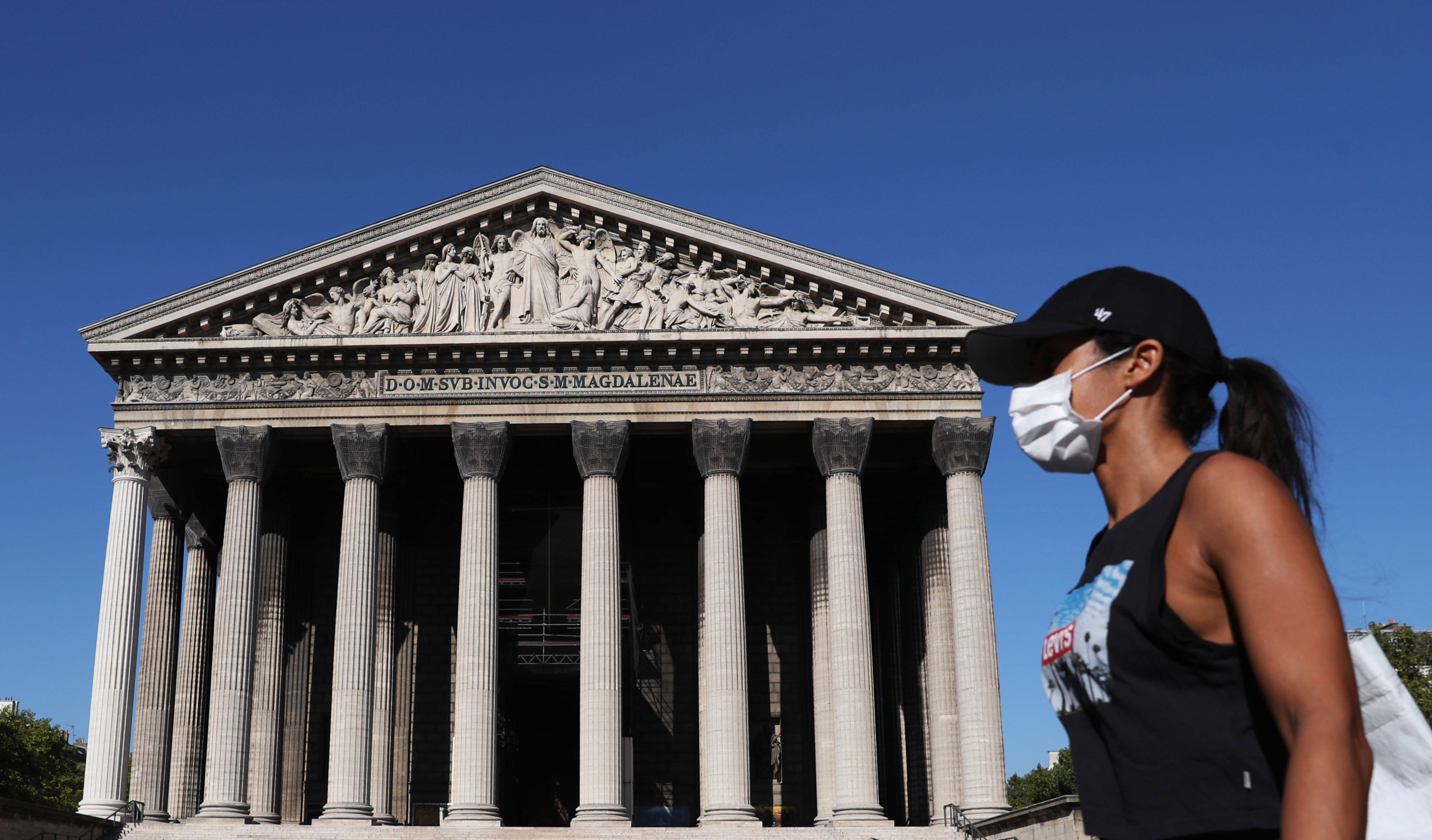 9月22日,一名女子戴口罩走过法国巴黎马德兰教堂