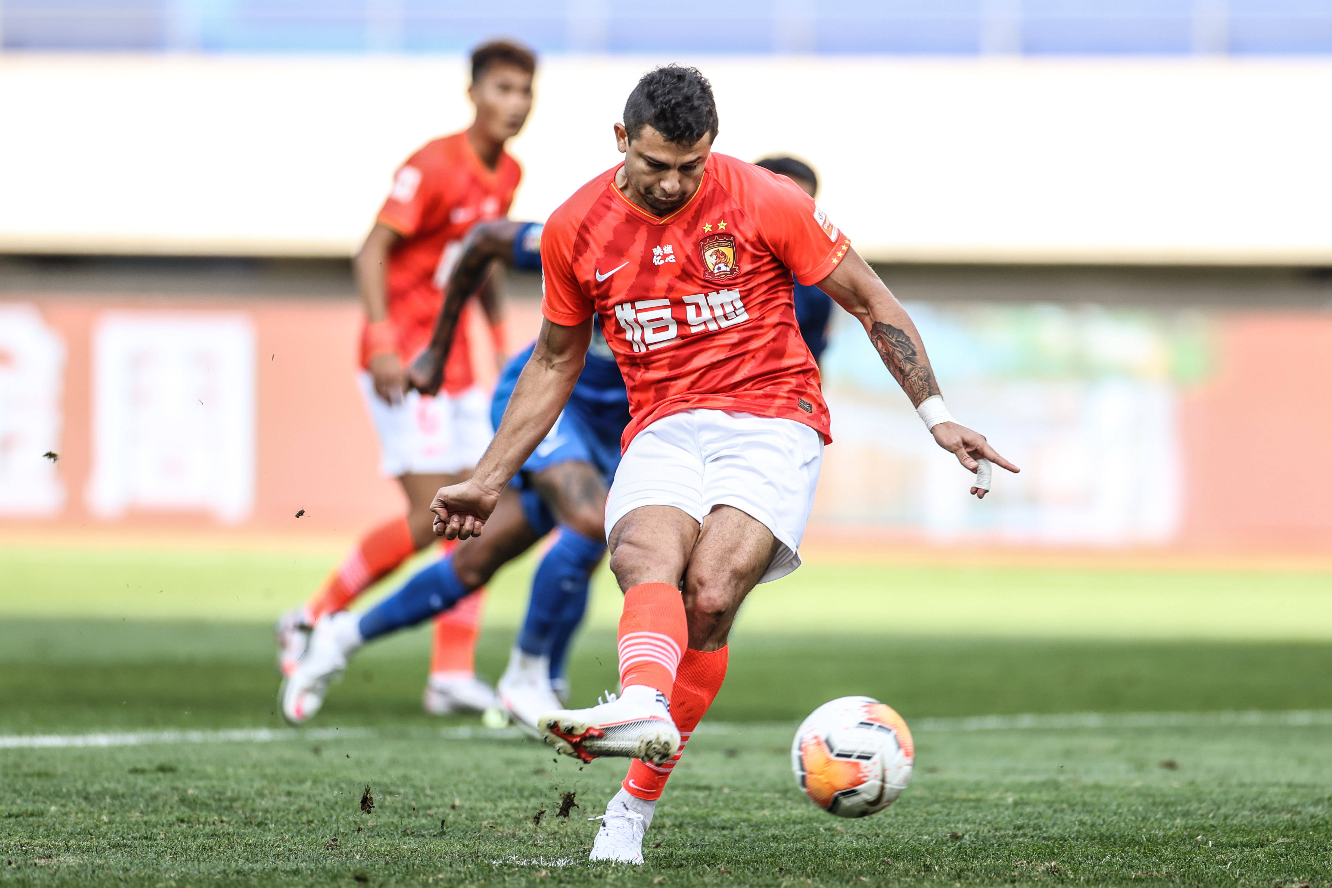 图为9月21日,广州恒大淘宝队球员艾克森在比赛中主罚点球得分.