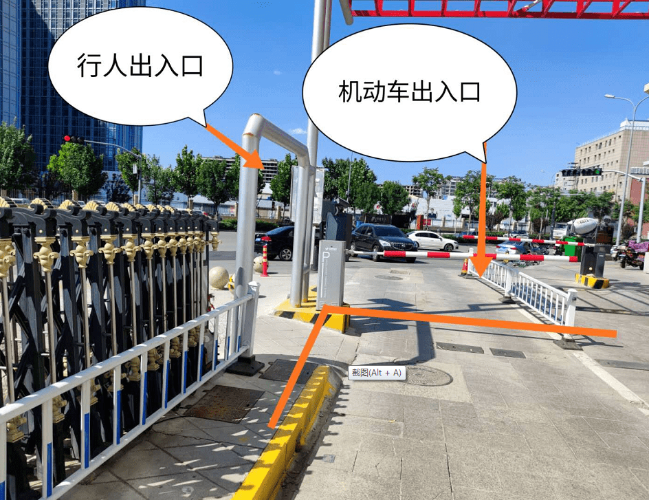 机动车道和出入口,行人出入口与机动车出入口呈直角建设存在安全隐患