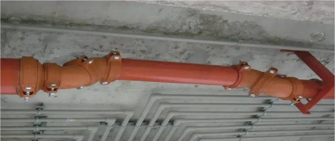 ppr管安装弹线套管丝扣漏丝过长,未防腐吊顶内管线凌乱,怪相百出公共