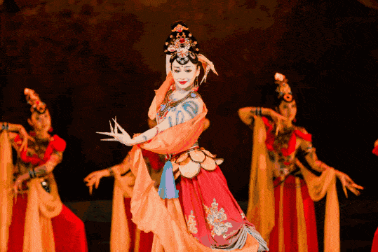 如虹的广袖长裙古筝鸣奏着婉转悠扬的唐音(示意图)跨越千年的盛世狂欢