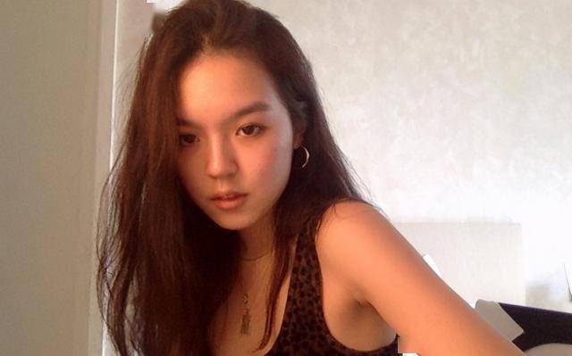 像是这种秀身材的豹纹小背心,让法图麦看上去充满了个性和叛逆少女的