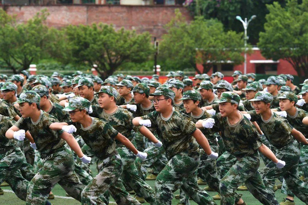 不负青春江津二中新生军训展英姿