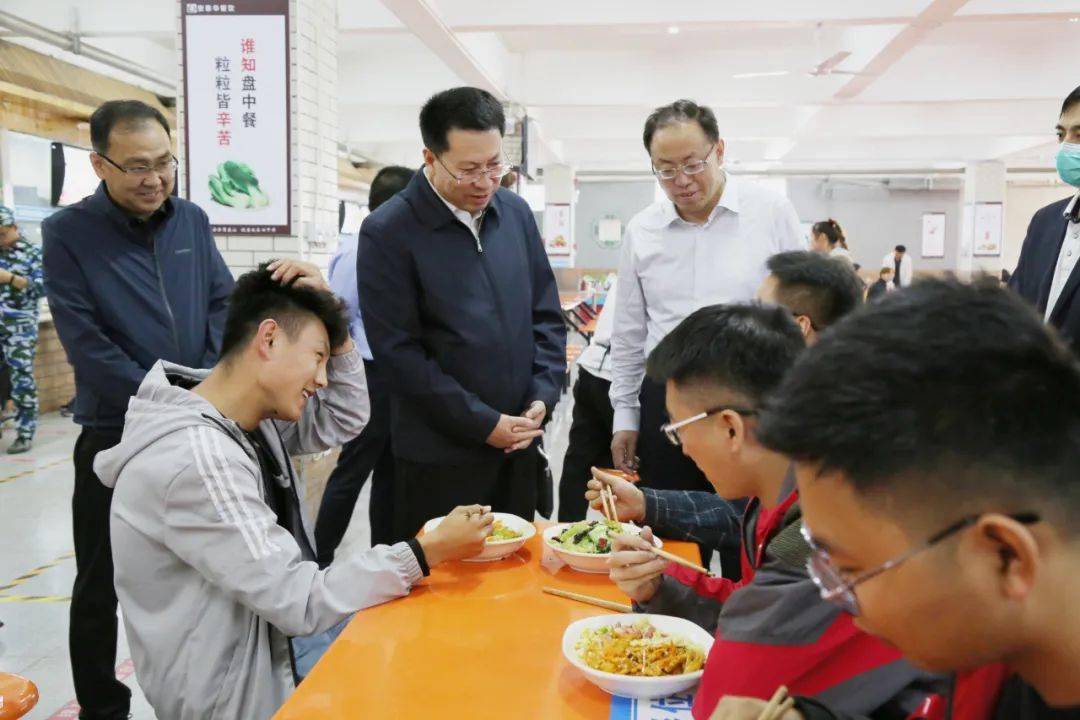 督查组在宁夏理工学院餐厅现场查看学生用餐是否存在剩菜剩饭问题