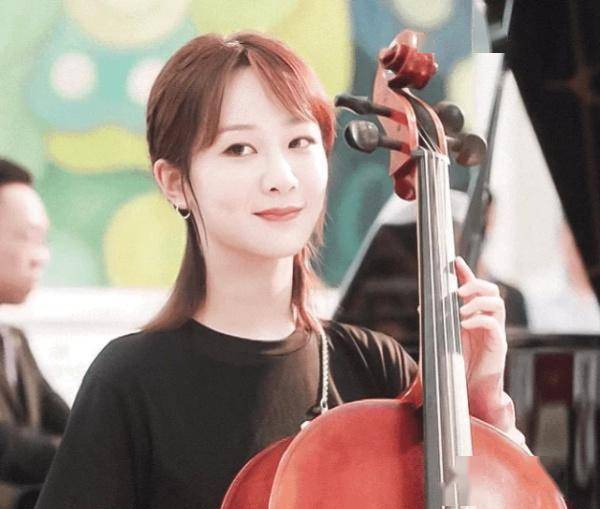 杨紫演大提琴家穿上一样的演出服和欧阳娜娜差距真大