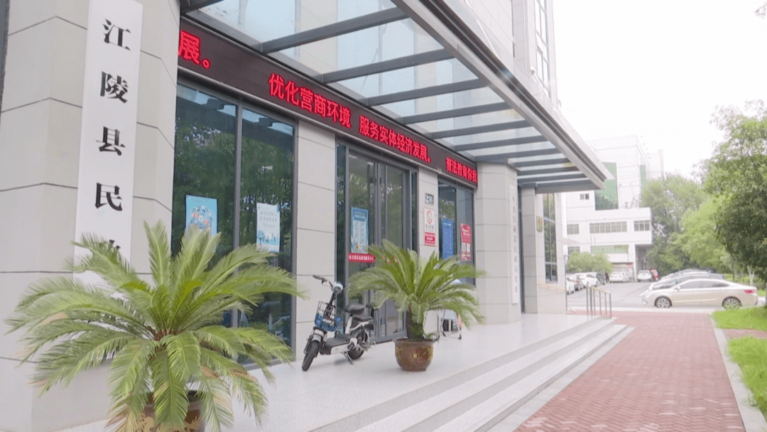 此外,县民政局还为6748名16-59周岁建档立卡贫困户按照100元/人的标准