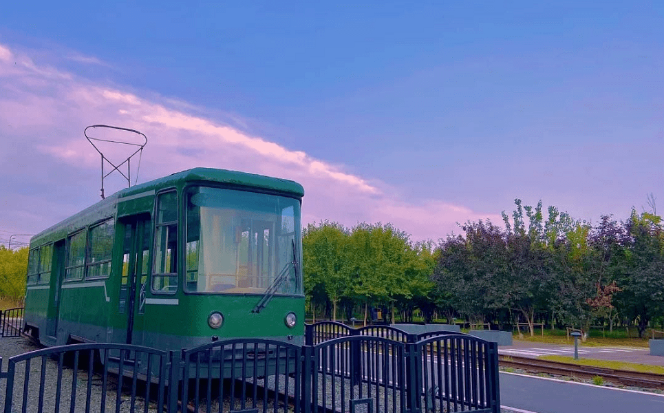 老鐵軌園如其名,以展現科技和工業感為主題的公園伊通河工業軌跡公園