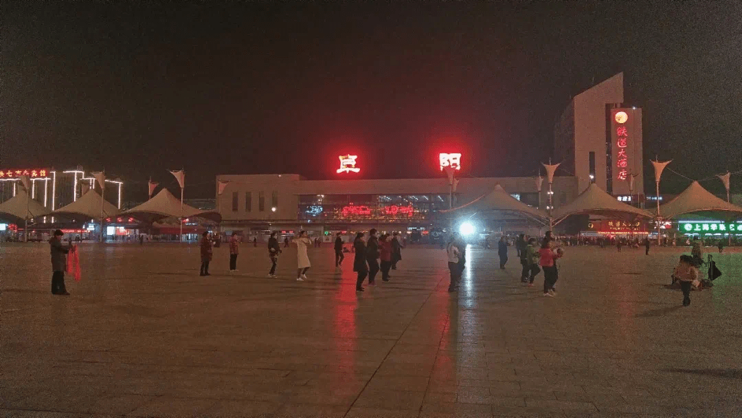 (阜阳站/来源网络)高速时代御府近临阜阳站,汽车北站约上三五好友随时