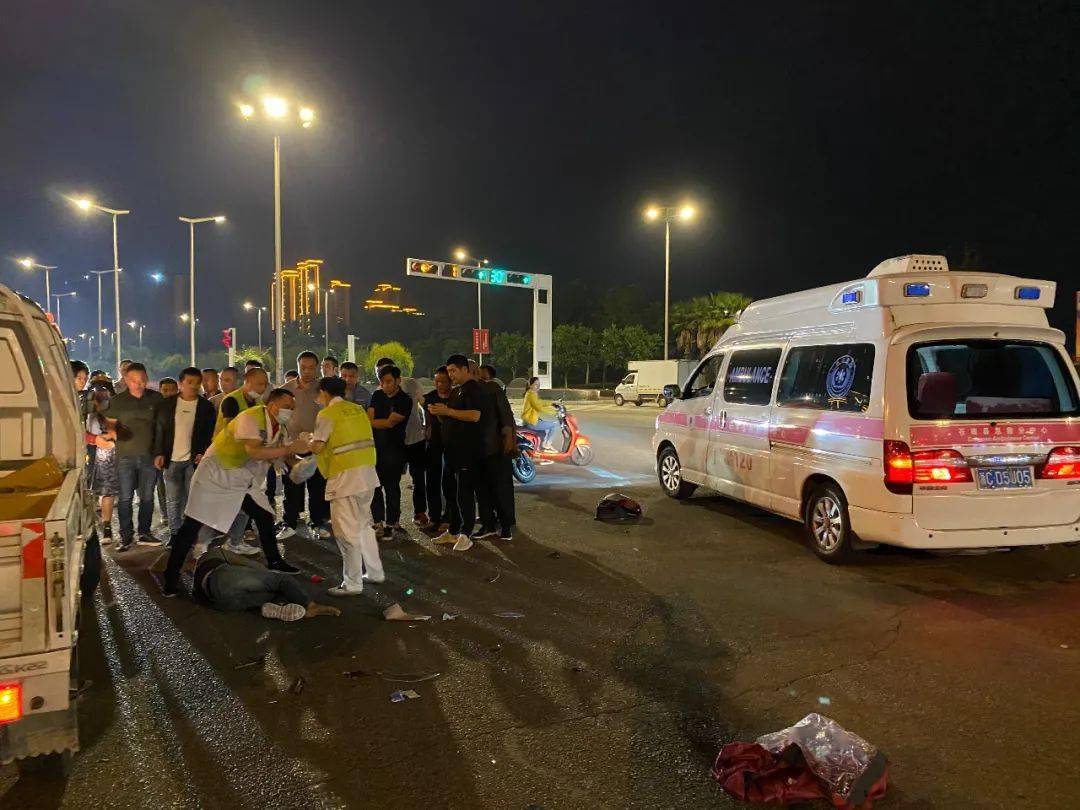 龙港世纪大道西一街路口发生严重车祸_手机搜狐网