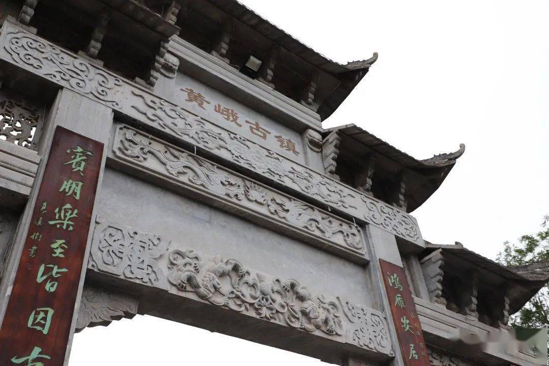 9月22日上午9:30在桂花香雨中这群高颜值的主播们在黄峨古镇中穿梭