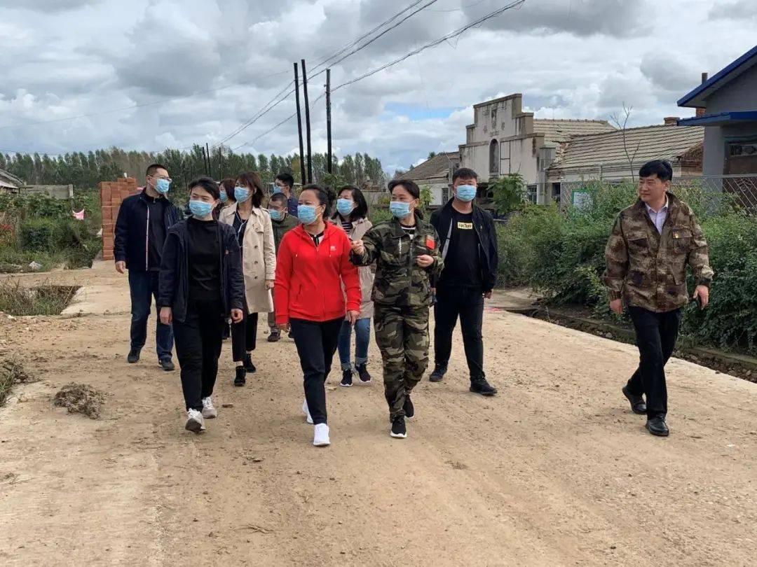 团市委,市青企协一行在依兰县政府副县长李颖同志陪同下,先后来到依兰