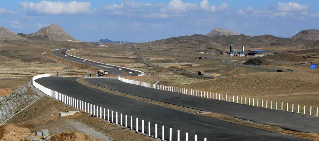 在g7京新高速梧桐大泉至木垒段盆克特2号大桥施工现场记者了解到,这座