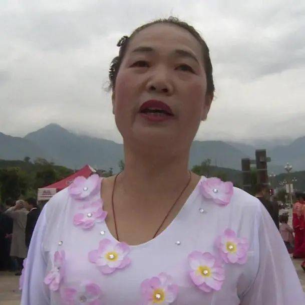 汉源县九襄镇第一届舞动金秋广场舞比赛激情开赛
