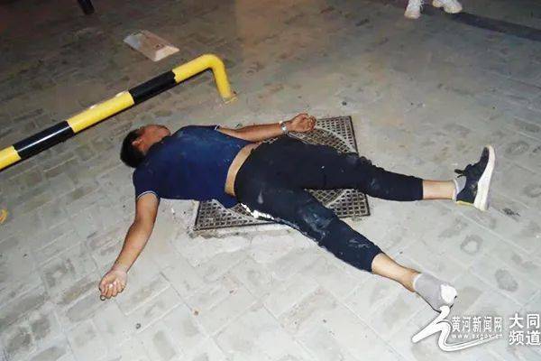 大同发生车祸,一男子被撞倒地,现场.