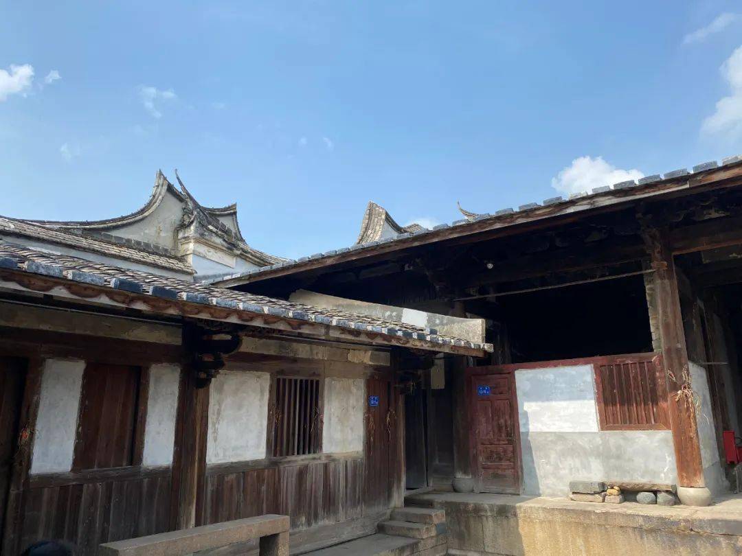 小伙子选了这个村庄一待就是十年是因为