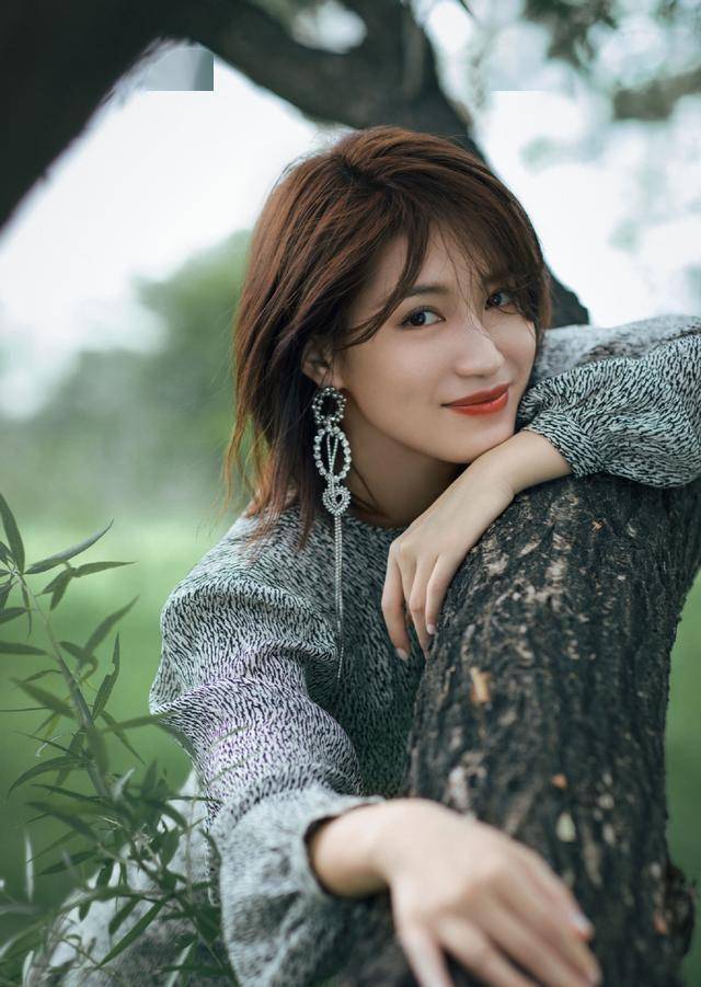 尔晴苏青一袭墨绿旗袍出镜端庄优雅不失俏皮感差点认不出