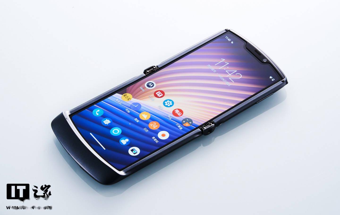 it之家开箱摩托罗拉razr5g折叠手机开箱图赏
